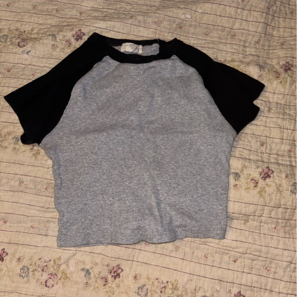 Gray and Black Short Sleeve Top